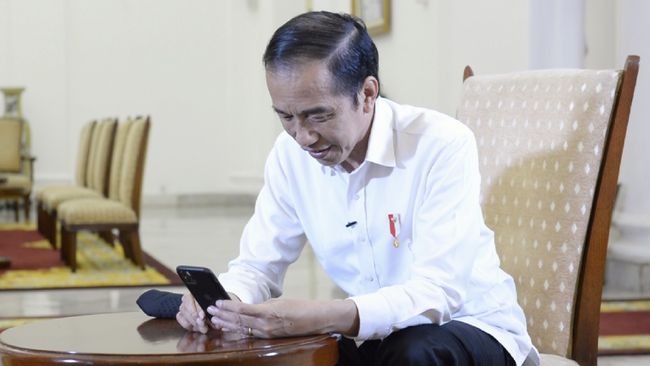 Jokowi Minta Dikritik, Warga Dibayangi Buzzer dan UU ITE