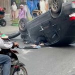 Detik-detik Mobil Sedan Terbalik usai Tabrak Pikap yang Parkir di Medan