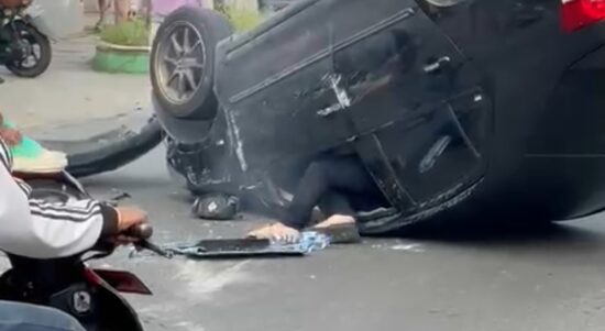 MOBIL TERBALIK Detik-detik Mobil Sedan Terbalik usai Tabrak Pikap yang Parkir di Medan