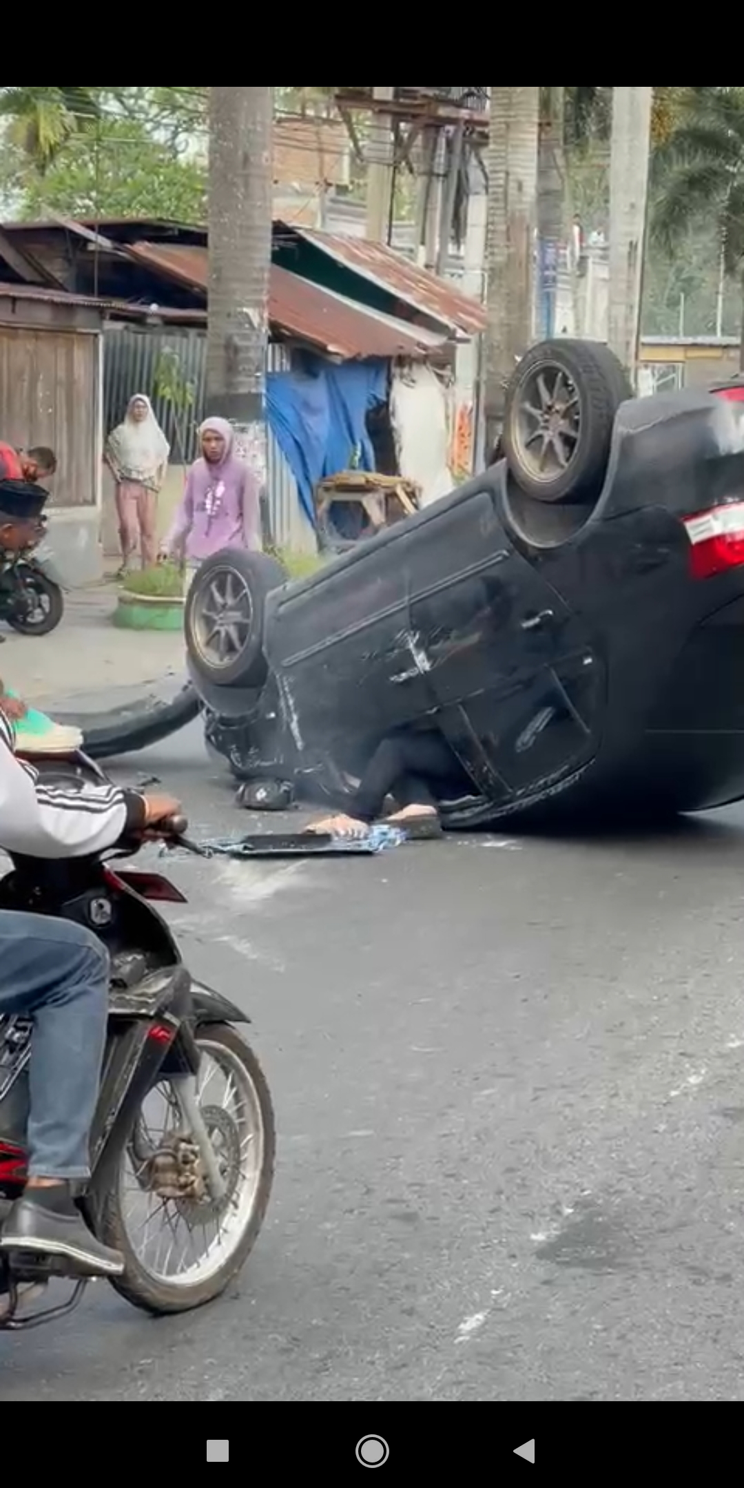 Detik-detik Mobil Sedan Terbalik usai Tabrak Pikap yang Parkir di Medan