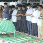 Bupati Asahan Hadiri Pemakaman Kades Rawang Lama