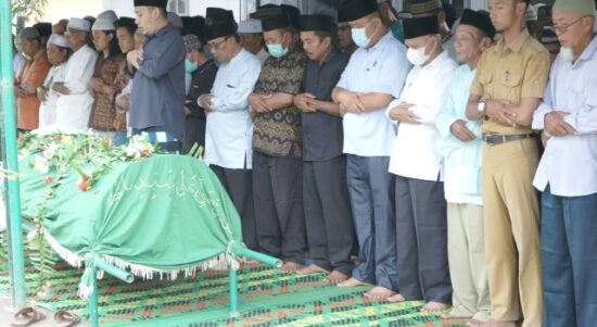 Bupati Asahan Hadiri Pemakaman Kades Rawang Lama
