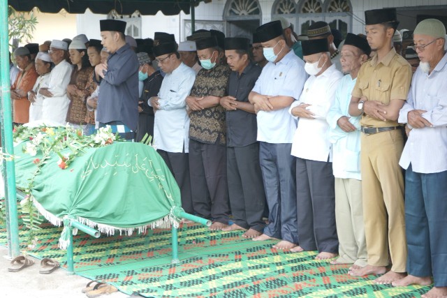 Bupati Asahan Hadiri Pemakaman Kades Rawang Lama
