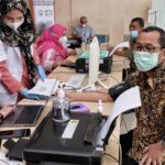 ASN Dinas Kominfo Bersyukur Terima Suntikan Vaksin Covid-19 ASN Dinas Kominfo Bersyukur Terima Suntikan Vaksin Covid-19