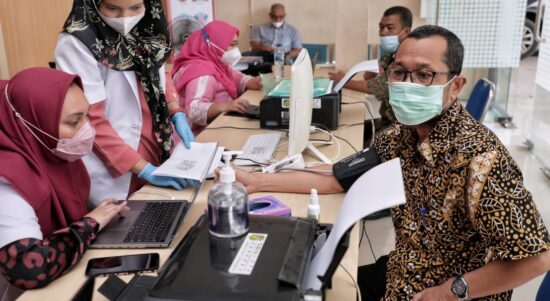 ASN Dinas Kominfo Bersyukur Terima Suntikan Vaksin Covid-19 ASN Dinas Kominfo Bersyukur Terima Suntikan Vaksin Covid-19