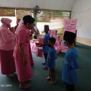 Ketua PD Bhayangkari Sumut Berikan Santunan ke Panti Asuhan Darul Aitam