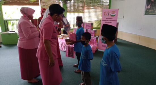 Ketua PD Bhayangkari Sumut Berikan Santunan ke Panti Asuhan Darul Aitam
