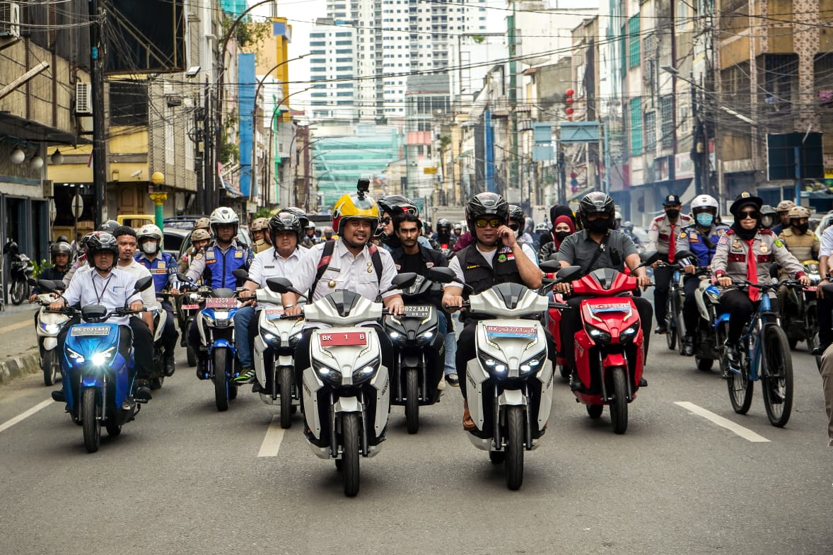Ridwan Kamil & Bobby Nasution Uji Coba Sepeda Motor Listrik