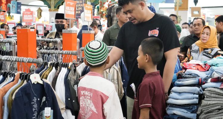 Bobby Nasution Bawa Anak Yatim Dhuafa Beli Baju Lebaran Bobby Nasution Bawa Anak Yatim Dhuafa Beli Baju Lebaran