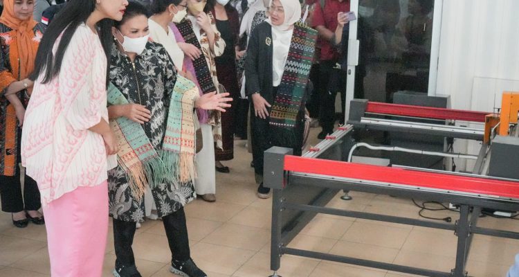 Kahiyang Ayu dan Pengurus Dekranas Tinjau Pelatihan Tenun