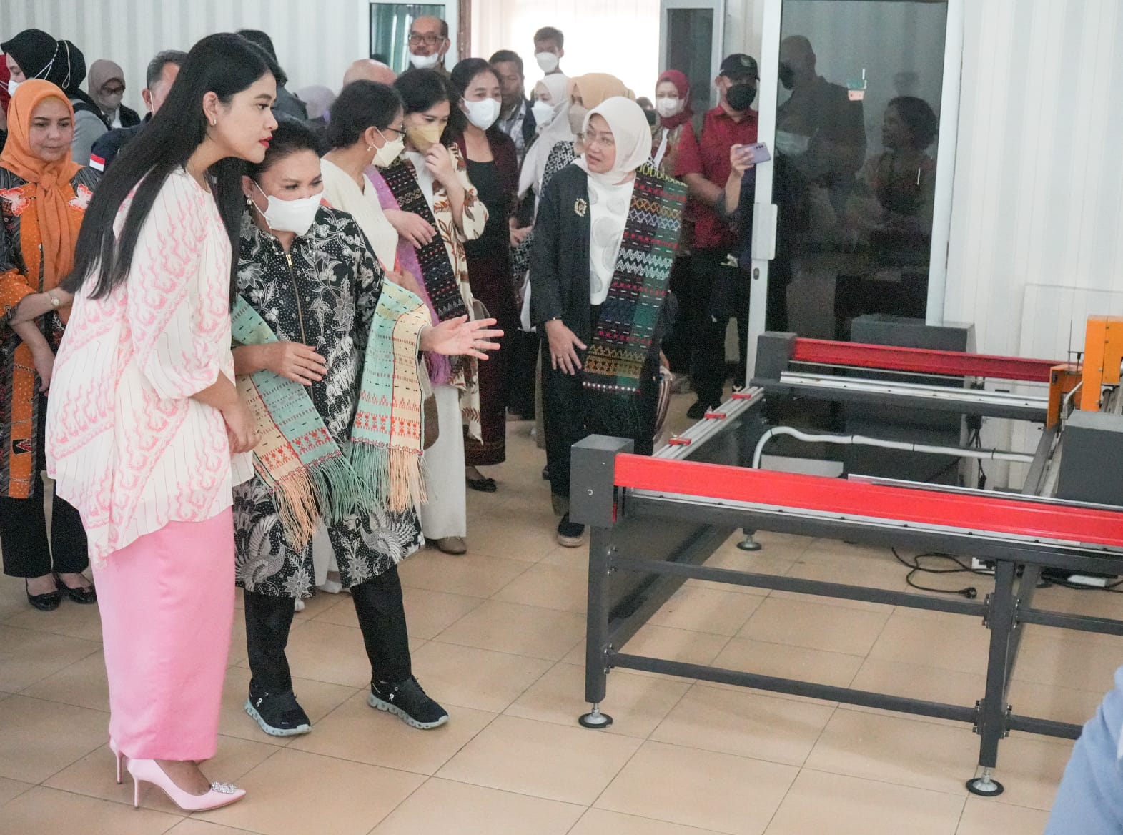 Kahiyang Ayu dan Pengurus Dekranas Tinjau Pelatihan Tenun