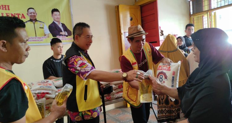 Anggota DPRD Medan dan Rotary Club Bagikan Sembako Sambut Waisak