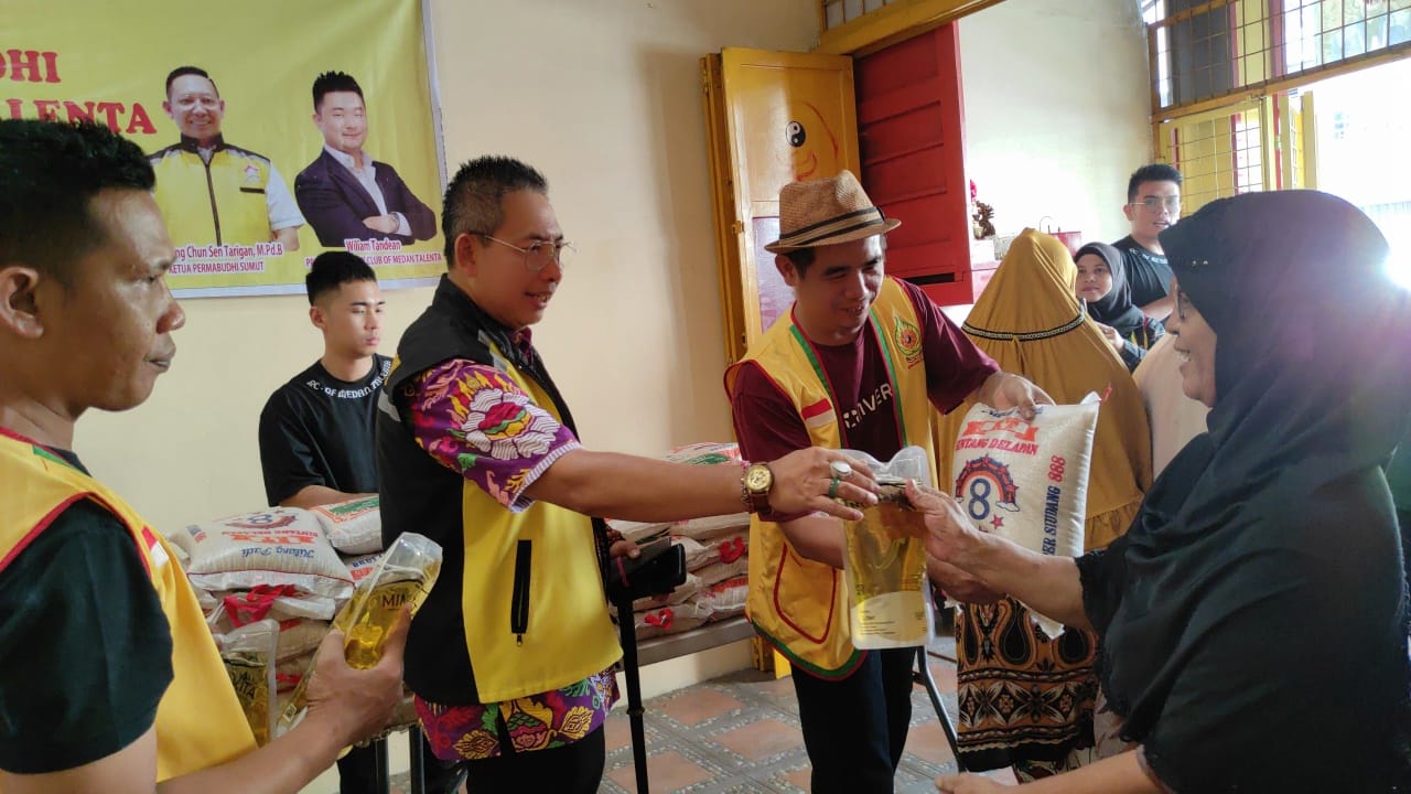 Anggota DPRD Medan dan Rotary Club Bagikan Sembako Sambut Waisak