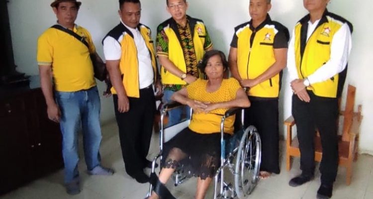 Wong Chun Sen Bagikan Kursi Roda Gratis