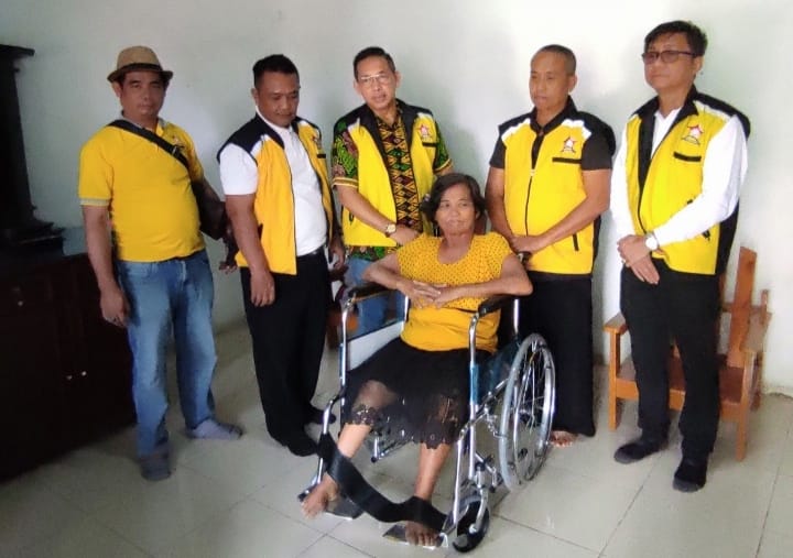 Wong Chun Sen Bagikan Kursi Roda Gratis