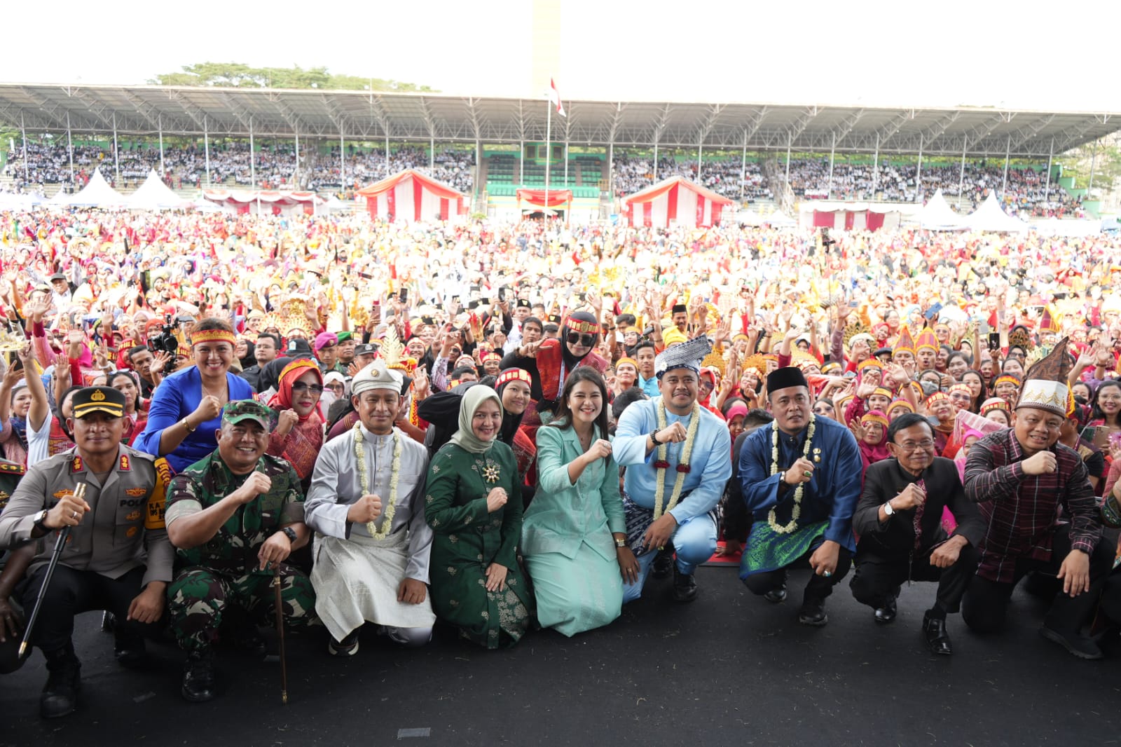 Tarian Multi Etnis 10 Ribu Guru Pecahkan Rekor MURI Dunia