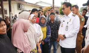 _8262_Rico-Waas-Berikan-Bantuan-Kepada-Korban-Kebakaran-di-Jalan-Tuba-II